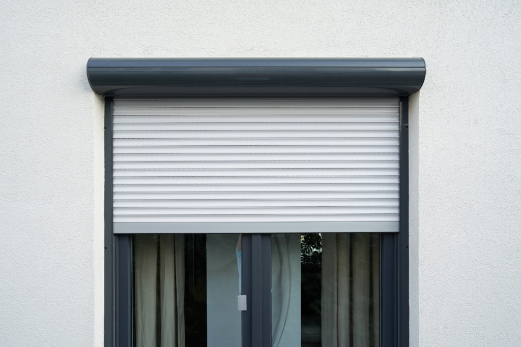 Der Rollladen ist am Fenster nur zum Teil geschlossen.