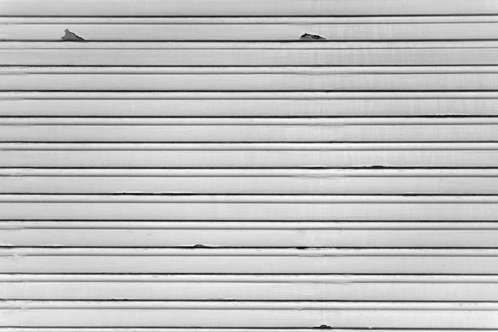 Rollladen-Lamellen mit sichtbaren Gebrauchsspuren.