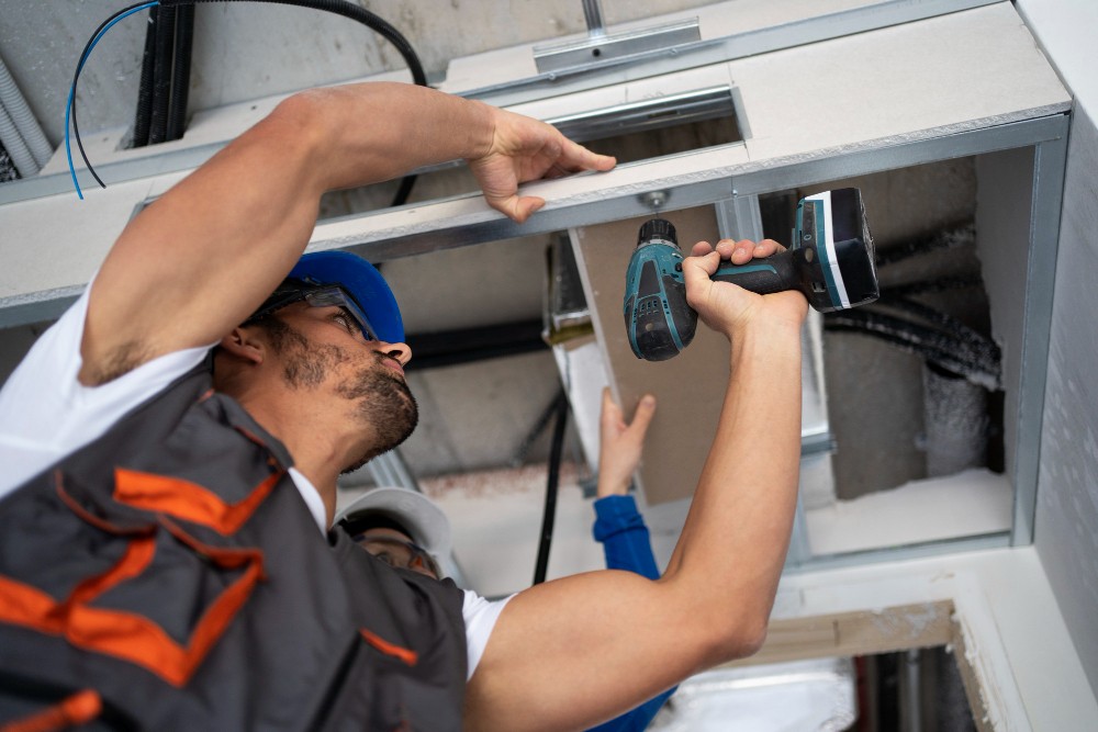 Ein Handwerker arbeitet am Tor.