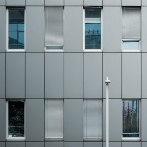 Eine Hausfassade mit teilweise heruntergelassenen Rollladen